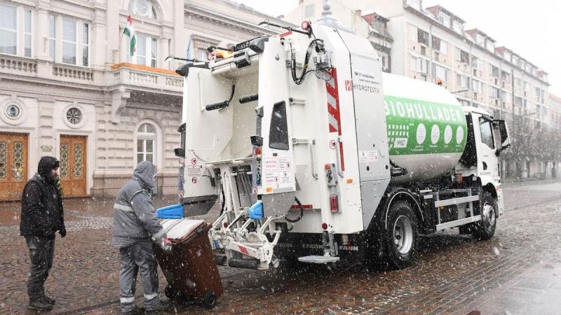 Fordulat a kaposvári hulladékgazdálkodási vitában - Világgazdaság

A kaposvári kukásháború újabb fejezetéhez érkezett, amelyben a helyi lakosok és az önkormányzat közötti feszültség tovább fokozódik. A legújabb fejlemények alapján a felek között komoly tá