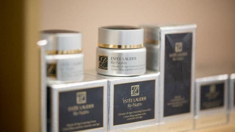 Luxusoperáció: Tömeges elbocsátások az Estée Lauder-nél - Világgazdaság