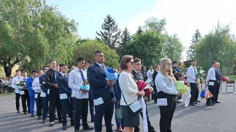 Legyetek boldogok, és lépjétek át a következő küszöböt - az ajkai diákok is búcsút intettek az iskolás éveiknek!