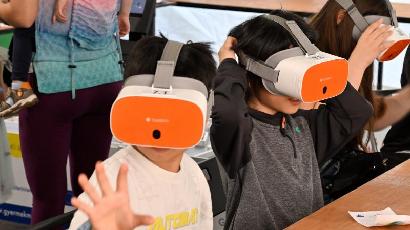 VR-játékok, arcfestés, koncertek – a Városligetben varázslatos készülődés zajlik a gyereknapra! A gyerekek számára izgalmas virtuális élmények várnak, miközben kreatív arcfestő állomások segítik, hogy kedvenc mesehőseik bőrébe bújhassanak. A napot élő zen