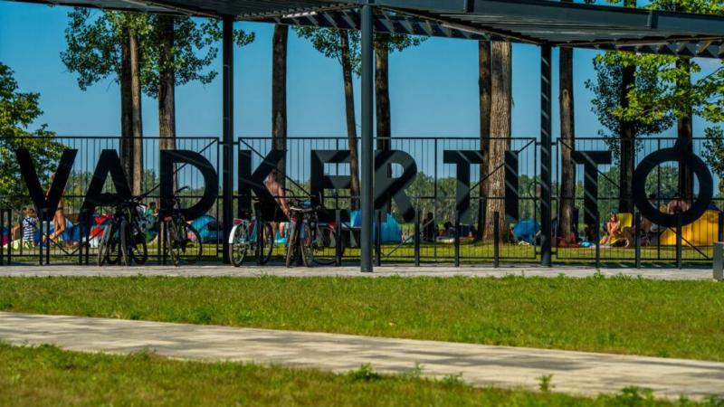 Készülj a strandszezonra! A Vadkerti-tó vize kristálytiszta, így itt az idő, hogy élvezd a nyár örömeit!