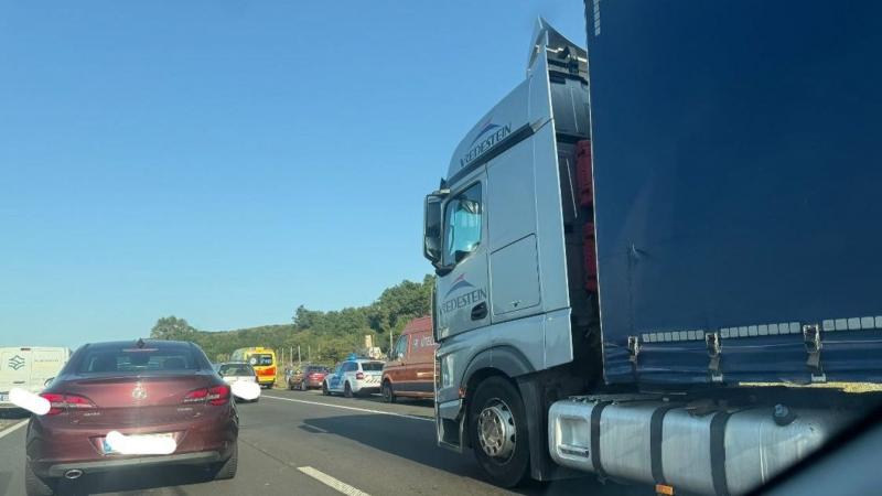 Hatalmas dugó alakult ki az M3-as autópályán, több kilométeres araszolás várja az utazókat.