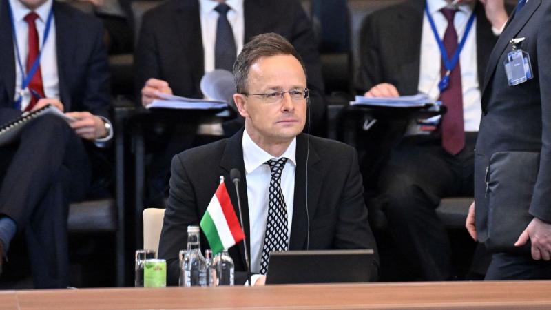 Szijjártó Péter határozottan megfogalmazta kritikáit az ukrán külügyminiszter irányába, éles szavakkal bírálva annak intézkedéseit és nyilatkozatait.