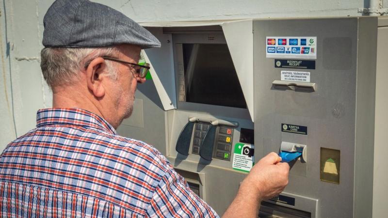 Feldobja a pénzügyi világot egy új fejlemény, amely a legnagyobb bank egyik szolgáltatásának átalakulását jelenti – a kártyák használata kérdésessé válhat!