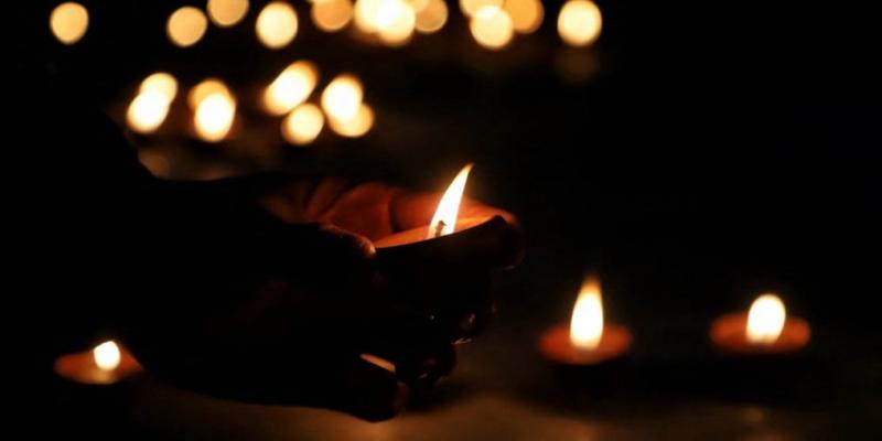 Elhunyt Ágh István, a Kossuth-díjas költő, akinek lírai világát sokan csodálták és ünnepelték. Művei mély érzelmeket és gondolatokat közvetítettek, maradandó nyomot hagyva a magyar irodalomban. Életműve egyedülálló, gazdag képi világával és emberi érzései