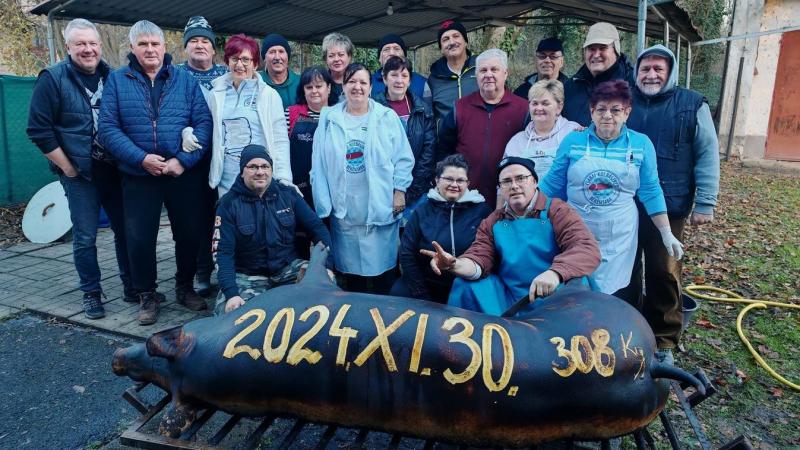 András-napon a Csabai Kolbászklubban egy különleges esemény zajlott: egy impozáns, 300 kilós disznó adta meg magát. A kolbász készítés hagyományait ünneplő közösség számára ez az alkalom nem csupán egy egyszerű disznóölés volt, hanem a helyi gasztronómia 