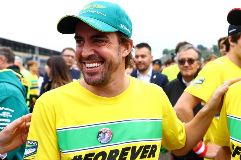 Alonso birtokába került Senna ikonikus autója.