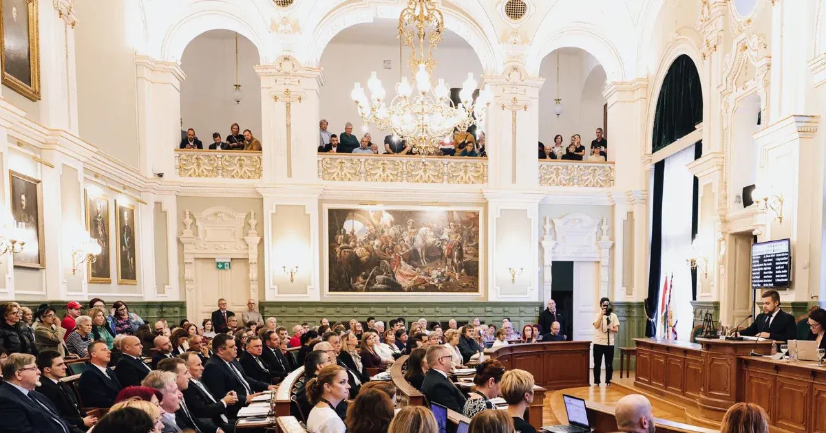 Januártól kezdődően kapják volna meg a juttatásaikat, de mivel közeleg a karácsony, így a győri képviselők visszamenőleg, október hónaptól élvezhetik a jelentős mértékben megemelt bérüket.