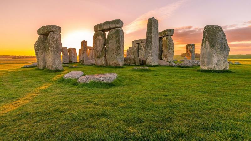 A Stonehenge impozáns kövei köré 4500 fős tömeg gyűlt össze, hogy tanúja legyen egy lenyűgöző eseménynek. Az ősi helyszín varázsa és a látványosság légköre mindenkit elkápráztatott. Ne hagyd ki a videót, amely megörökíti ezt a különleges pillanatot!