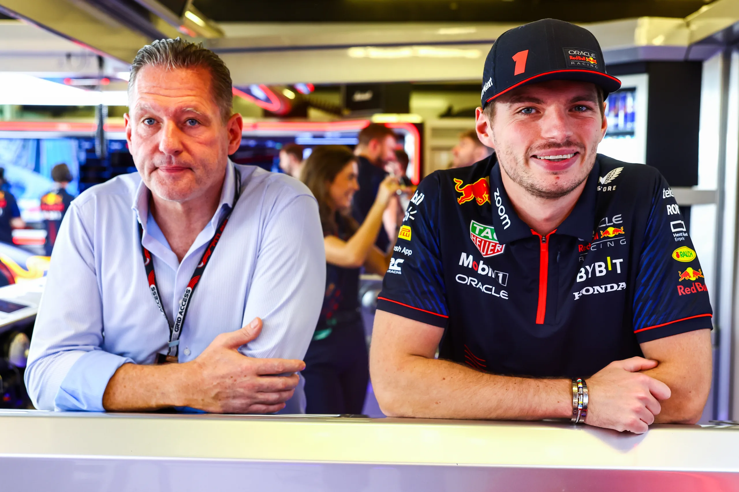 Jos Verstappen cáfolta a fiát, Max Verstappent, egy régóta emlegetett gyerekkori anekdota kapcsán. A történet újra napirendre került, ám Jos más nézőpontból közelítette meg az eseményeket, így új megvilágításba helyezve a múltbéli emlékeket.