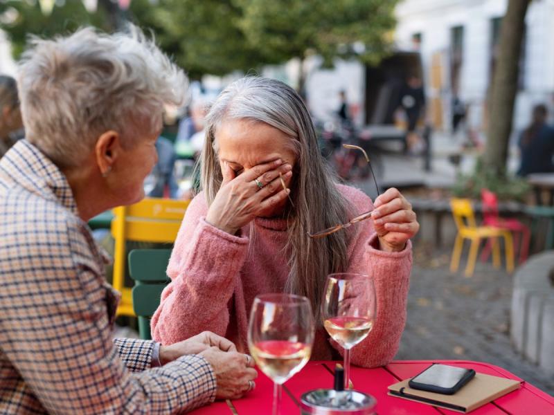 Alkoholfogyasztás és az öregedés összefonódó története: Miért reagál a szervezetünk egyre érzékenyebben az alkoholra az évek előrehaladtával?