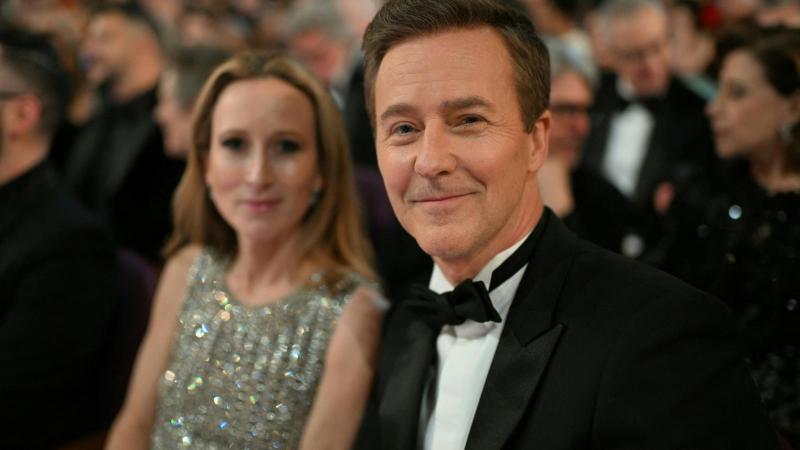 Edward Norton a Népszavának kifejtette: „A legcsodálatosabb élmény egy színész számára, amikor szabadjára engedheti a kreativitását.”