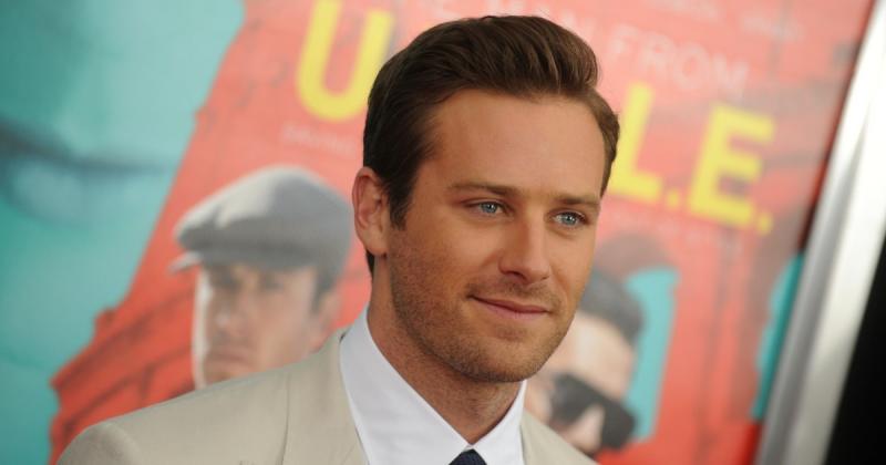 Armie Hammer, akit kannibalizmussal vádoltak, most egy férfival kezdett kapcsolatot.