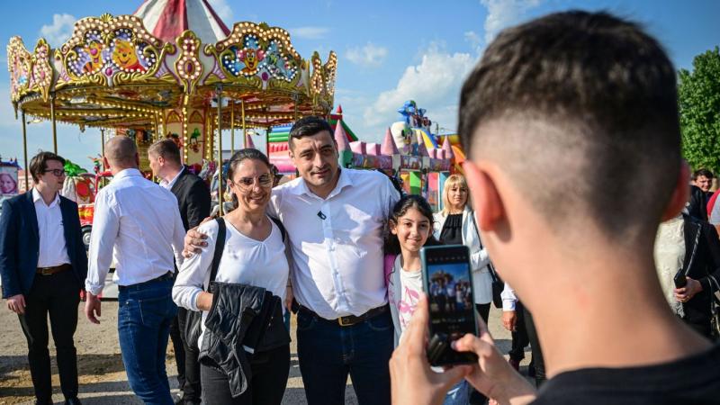 Az ultranacionalista mozgalom vezetője vasárnap akár győzelmet is arathat Romániában.