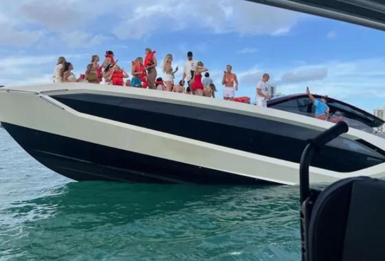 A bulik világában a bikinis influenszerek most valóban túllépték a határokat: Miamiban egy Lamborghini-jachtot süllyesztettek el, és ezzel egy új szintre emelték a szórakozást.