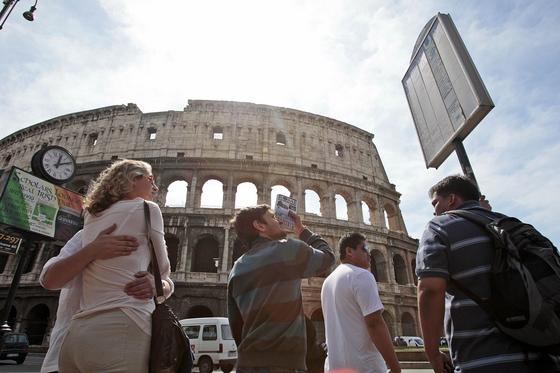 Egy amerikai turista bizarr módon döntött úgy, hogy felmászik a Colosseum kerítésére, így egy különös látványossággá vált a történelmi helyszínen.