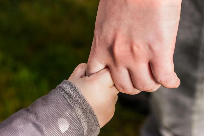 Anyák napja a mélyszegénység árnyékában: Valóságos hősök, akik nap mint nap varázsolnak a semmiből, hogy megteremtsék a szeretet és a remény pillanatait.