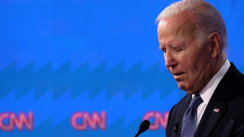 Kiszivárgott információk szerint, miközben hivatalosan azt hangoztatták, hogy Joe Biden egészségi állapota rendben van, a háttérben már kerekesszék használatáról folytak a diskurzusok.