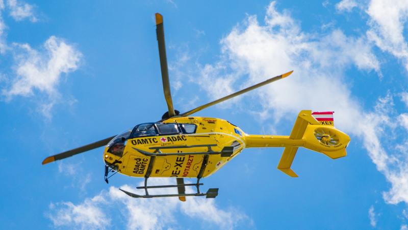 Egy kisfiú véletlenül a Duna hűs hullámaiba zuhant, és azonnal mentőhelikopter érkezett a helyszínre, hogy a sürgős orvosi ellátásra szoruló gyermeket kórházba szállítsa.