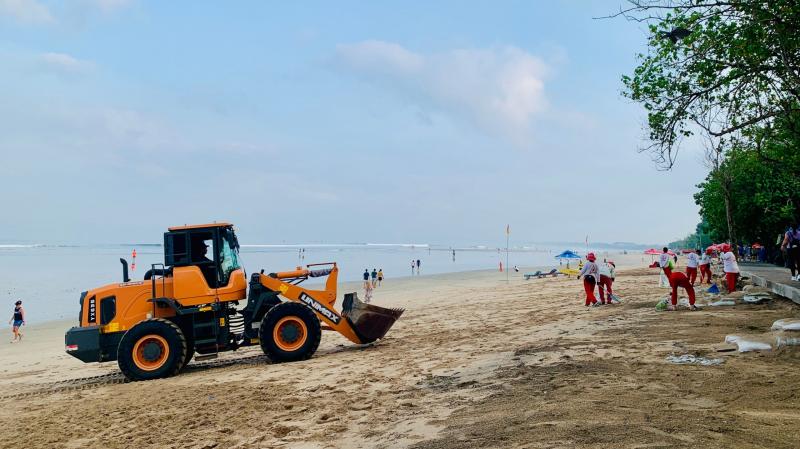A strand napfényes forgatagában, ahol a fürdőzők élvezik a nyári napsugarakat, egy turistát tragikus módon elgázolt egy buldózer az olasz tengerparton. A nyugodt pillanatok közepette, a baleset sokkolta a jelenlévőket, akik tanúi voltak a váratlan tragédi