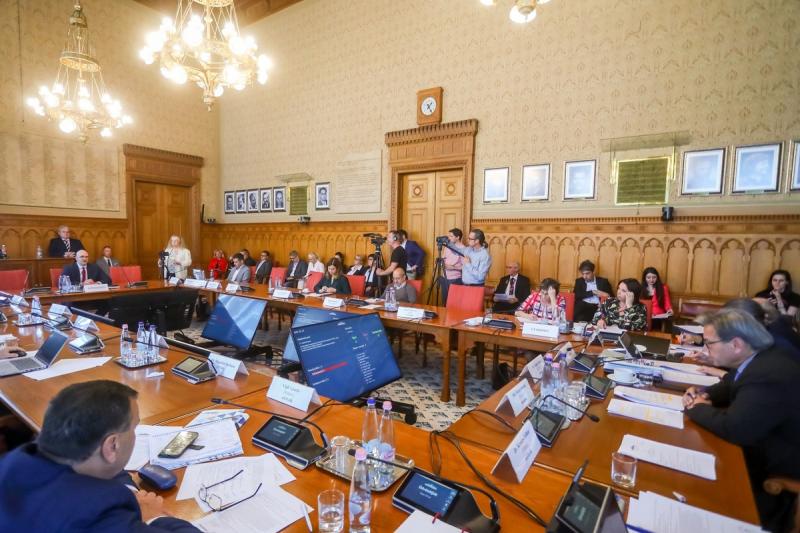 A fideszes politikai elit csendes asszisztálása mellett hátráltatják a devizakárosultak helyzetének megoldását – olvashatjuk az Alfahir.hu oldalán.