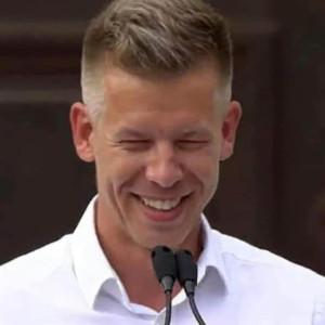 Magyar Péter elárulta, hogy amióta Mészáros Lőrinccel összehozta a sors, azóta minden lépése biztosra megy.