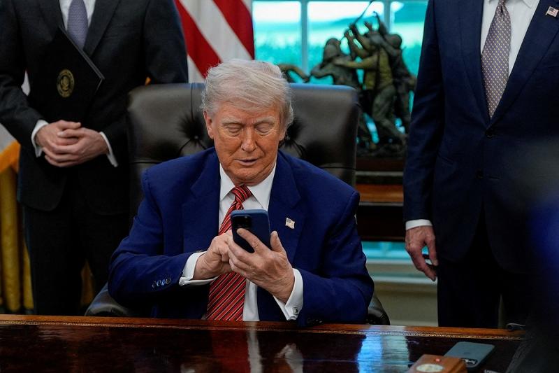 Putyin távozása után Donald Trump a telefonját Hszi Csin-ping számának felé fordította.