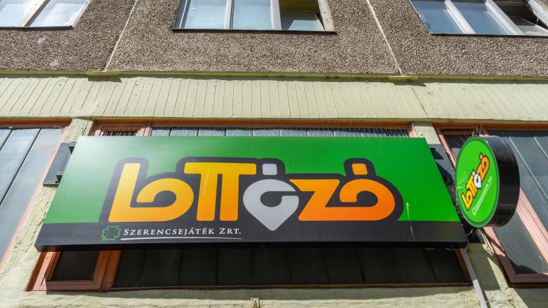 A hatos lottó lenyűgöző nyereménye sokakat vonzott, és a játékosok közül többen csupán egyetlen számot mulasztottak el a nagy nyereményhez.