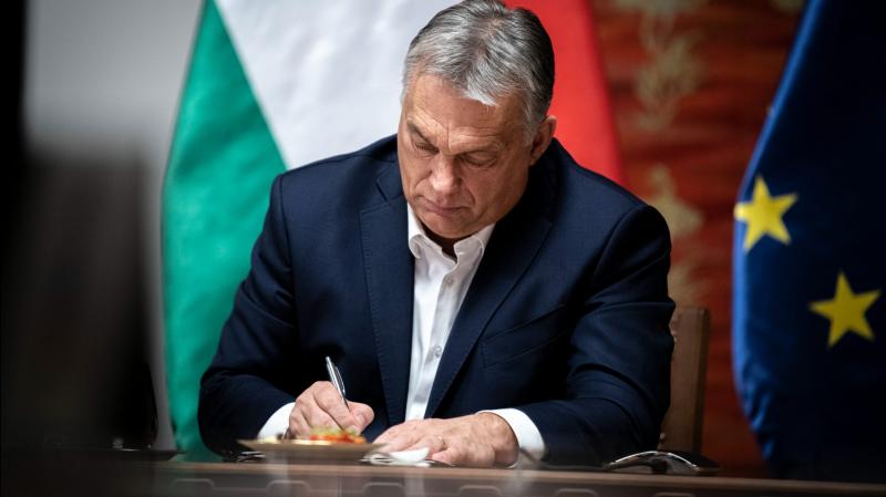 Orbán Viktor véleménye szerint Brüsszel mögött az a szándék húzódik meg, hogy a multinacionális vállalatok gazdasági előnyökhöz jussanak, miközben az ukránok számára biztosítanak anyagi forrást a háborúhoz. Eközben a magyar családoknak kell viselniük a kö