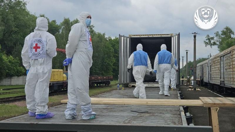 Ukrajna újabb holttesteket kapott vissza Oroszországtól, amely a két ország közötti konfliktus fájdalmas és emberi oldalát hangsúlyozza. Az ilyen események emlékeztetnek arra, hogy a háború nem csupán politikai és katonai ügy, hanem rengeteg család életét