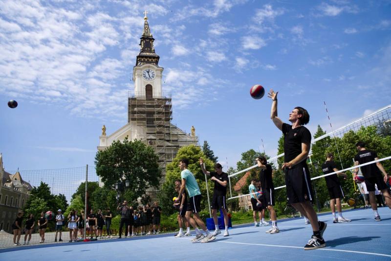 Kecskeméten a magyar férfi röplabda válogatott egy különleges esemény keretében lép pályára, bemutatva tehetségüket és elszántságukat. A csapat tagjai nem csupán sportolóként, hanem a közösség büszkeségeként is megjelennek, hiszen céljuk, hogy a legjobbat