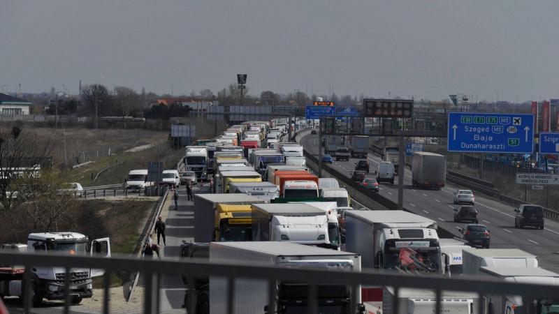 Húsz kilométeres torlódás alakult ki az M1-es autópályán, és az M7-esről egy bizonyos helyen sajnos nem lehet lehajtani.