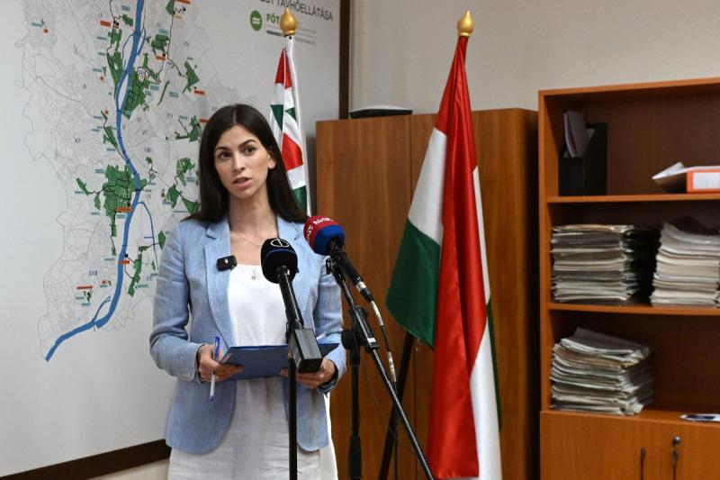 Szentkirályi Alexandra megjegyezte, hogy a fővárosunkban mostanában főprímásként emlegetik a főpolgármestert, nem pedig a megszokott főpolgármesteri titulussal.