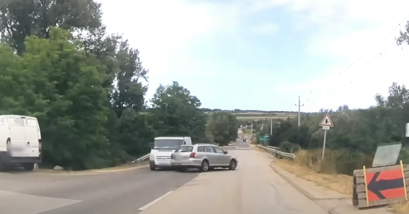 Hajszál híján tragédia történt Sóskúton, ahol három sofőr élete került komoly veszélybe.