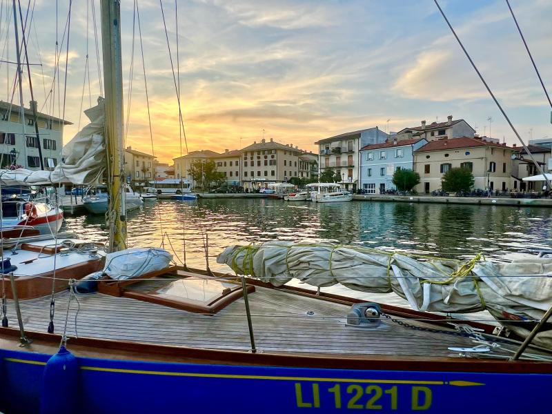 Fedezd fel a Földi Paradicsomot, mindössze 600 km-re Budapesttől! Grado, a Nap szigete, ahol a tenger és a napfény egyesül, hogy felejthetetlen élményeket kínáljon.