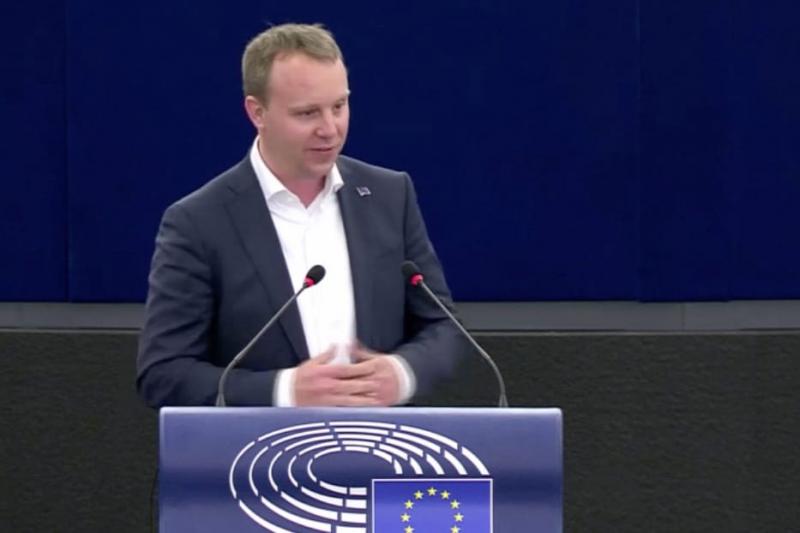 Daniel Freund: Magyarország sorsdöntő pillanata

Magyarország jelenlegi helyzete egy kulcsfontosságú keresztút előtt áll. A politikai, gazdasági és társadalmi kihívások összetett hálója arra kényszerít minket, hogy alaposan mérlegeljük a jövőnket. Milyen 