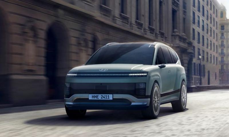 Magyarországon bemutatkozott a Hyundai lenyűgöző, 7 üléses új elektromos SUV-ja, amely a tér és a kényelem tökéletes kombinációját kínálja.