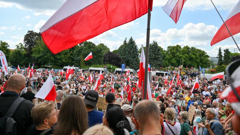 Több lengyel városban demonstrációk zajlottak a kormány és Brüsszel migrációs politikája ellen, ahol az emberek kifejezték elégedetlenségüket a jelenlegi helyzettel kapcsolatban.