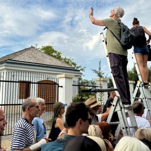 Hatvanpusztán demonstrációt tartanak Hadházy Ákos és csapata.