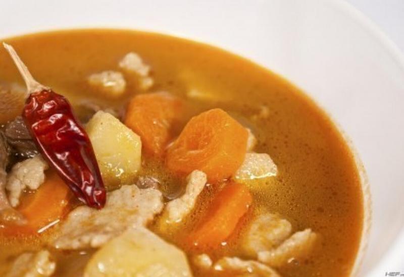Gulyásleves 6. - csipetkével

Ez a recept egy igazi klasszikust mutat be, amely a magyar konyha szívét-lelkét tükrözi. A gulyásleves nem csupán egy étel, hanem egy élmény, amely minden falatban a hagyományokat és a családi összejöveteleket idézi. 

**Hozz