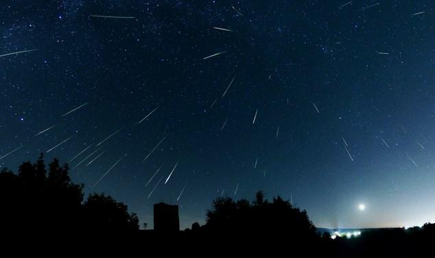 A Perseida meteorraj 2025-ben is varázslatos égi látványosságot ígér, amelyet a nyári éjszakákon élvezhetünk. A csillaghullás csúcspontja augusztus 12-ről 13-ra virradóra várható, amikor a legnagyobb számban figyelhetjük meg a meteorokat. A legjobb helysz