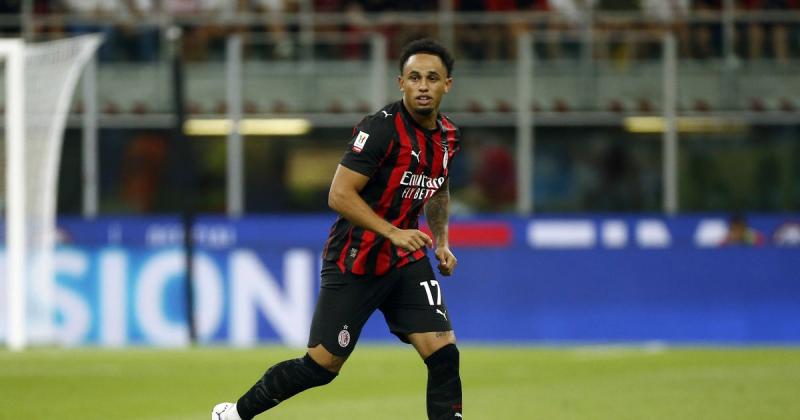 Hivatalosan bejelentették, hogy a Milan csatára a Premier League-be szerződött.