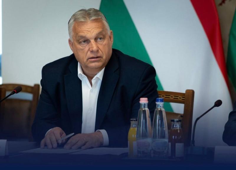 Ujhelyi: Orbán egyszerre mutat be az egyik kezével, miközben a másikkal könyörög.