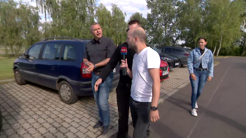 Ruszin-Szendi Romulusz a HírTV riporterének kérdései elől testőrei mögé rejtőzve próbálta meg elkerülni a szemtől-szembeni interjút + videó.