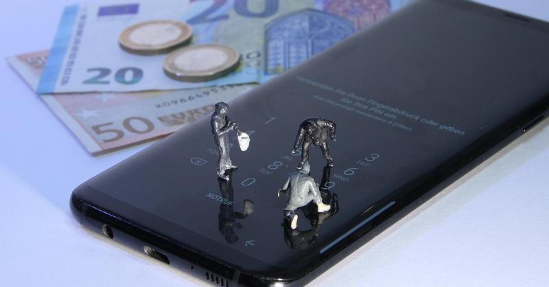 Álrendőrök telefonhívása: a csalók hatalmas összegeket csaltak el áldozatuktól.