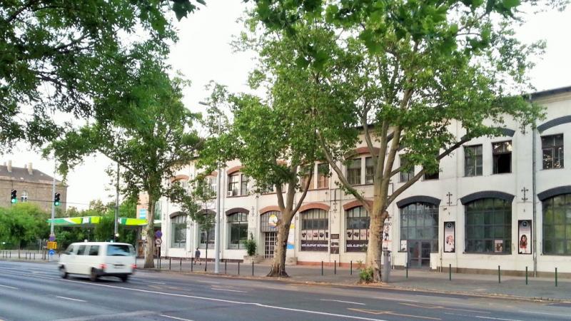Eladó egy különleges, védett gyárépület Angyalföld szívében. Kérdés, milyen jövő várhat erre a történelmi helyszínre, és milyen lehetőségeket rejt magában.
