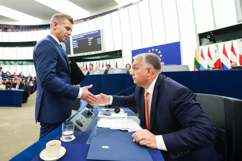 Orbán most ismét előrántotta a bolondkártyát, és ezúttal mindenki számára osztogat belőle.