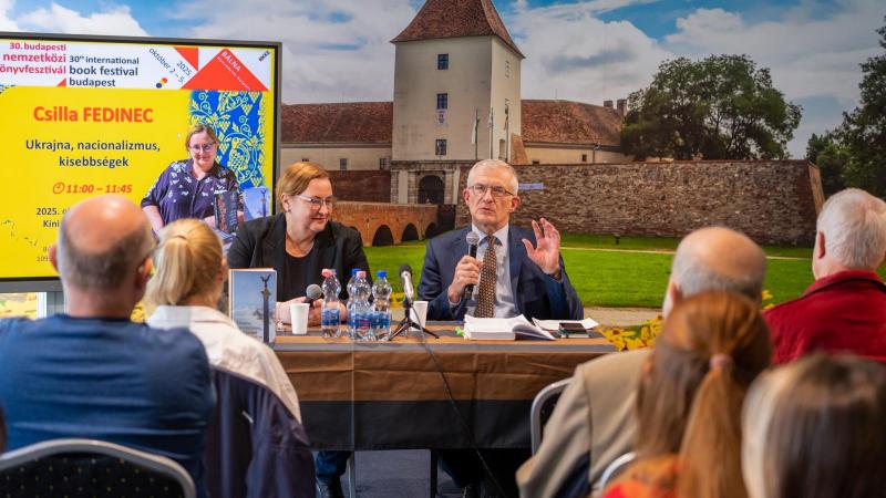 A börtöncellák sötét falai között is megszólalnak a múzsák.