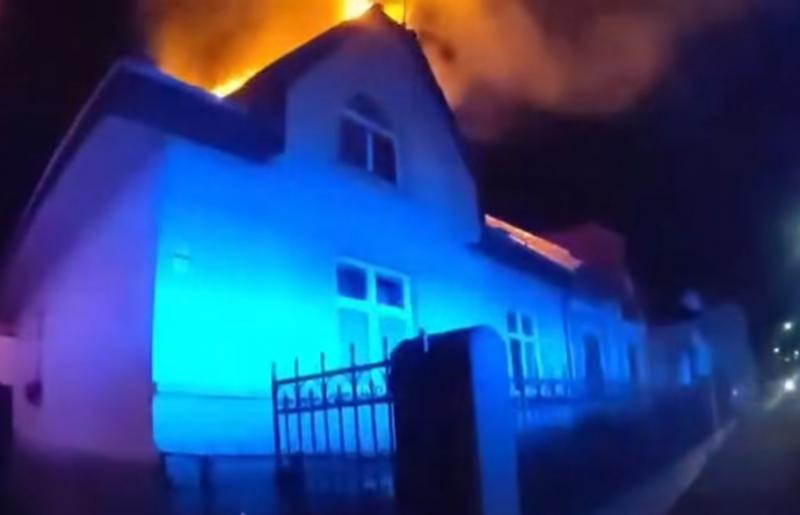 Rendőrök heroikus akcióval mentették meg egy házaspárt és hűséges kutyájukat egy lángokban álló otthonból (VIDEÓ)