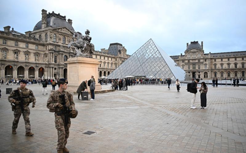 A francia rendőrség versenyt fut az idővel, miután a Louvre-ból eltűntek a híres ékszerek. A hatóságok most sürgősen nyomoznak, hogy a darabjaikat visszanyerjék, mielőtt végleg eltűnnének.